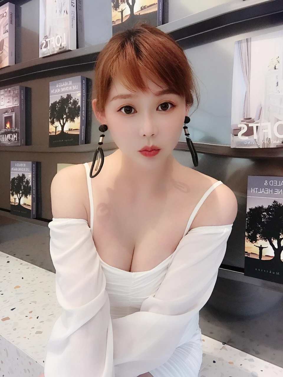 21岁 身高168 体重48kg 胸围36c 白皙 奶嫩，乖